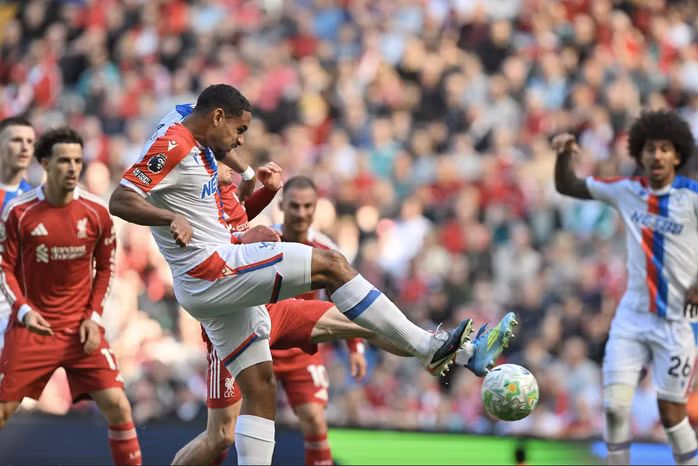 Bàn thắng của Daniel Munoz bị khán giả Liverpool la ó vì thiếu fair-play