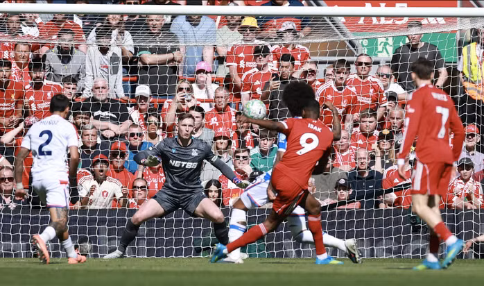Alexander Isak mở tỉ số cho chủ nhà Liverpool