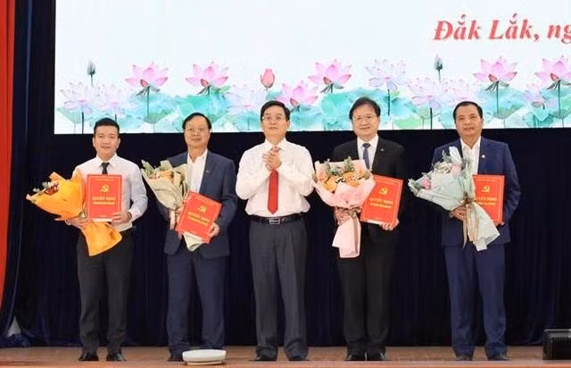Lãnh đạo Tỉnh ủy Đắk Lắk trao quyết định bổ nhiệm trưởng ban và các phó trưởng Ban Tuyên giáo và Dân vận Tỉnh ủy