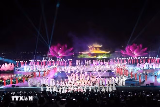 Tiết mục nghệ thuật trong lễ khai mạc Năm Du lịch quốc gia - Huế 2025. (Ảnh: Đỗ Trưởng/TTXVN)