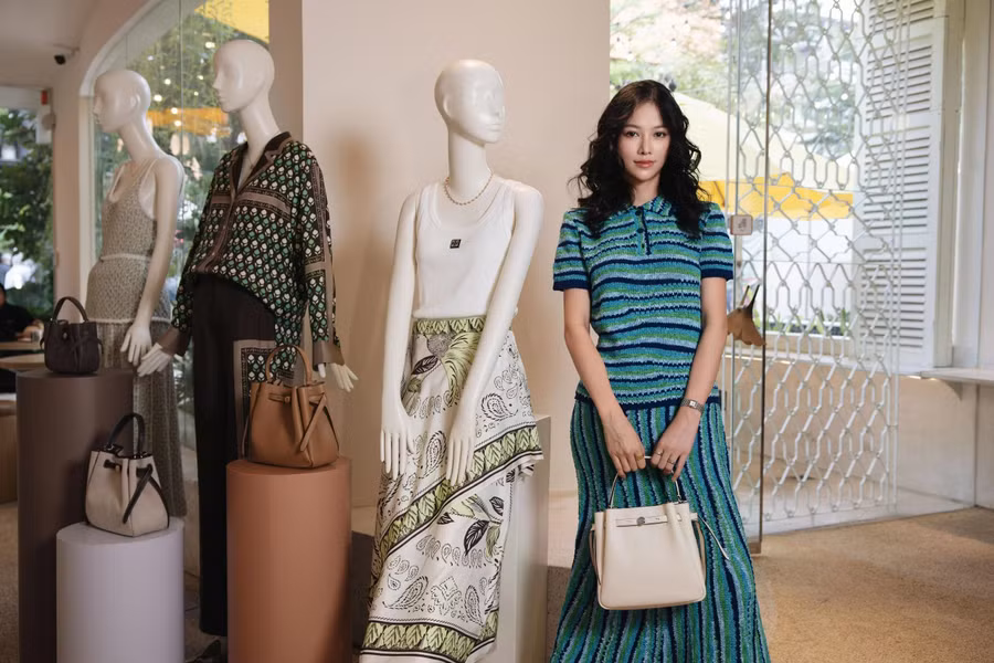 Xuất hiện với vẻ đẹp năng động nhưng vẫn chỉn chu, Phương Khánh lựa chọn set áo polo cotton và chân váy kẻ sọc, thể hiện tinh thần sporty-preppy đặc trưng của mùa hè năm nay. Người đẹp quê Vĩnh Long có cuộc sống kín tiếng thời gian qua