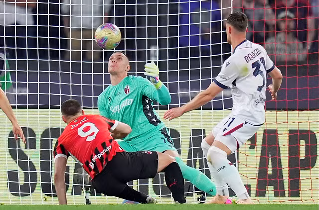 Luka Jovic trong pha tấn công trước khung thành Bologna