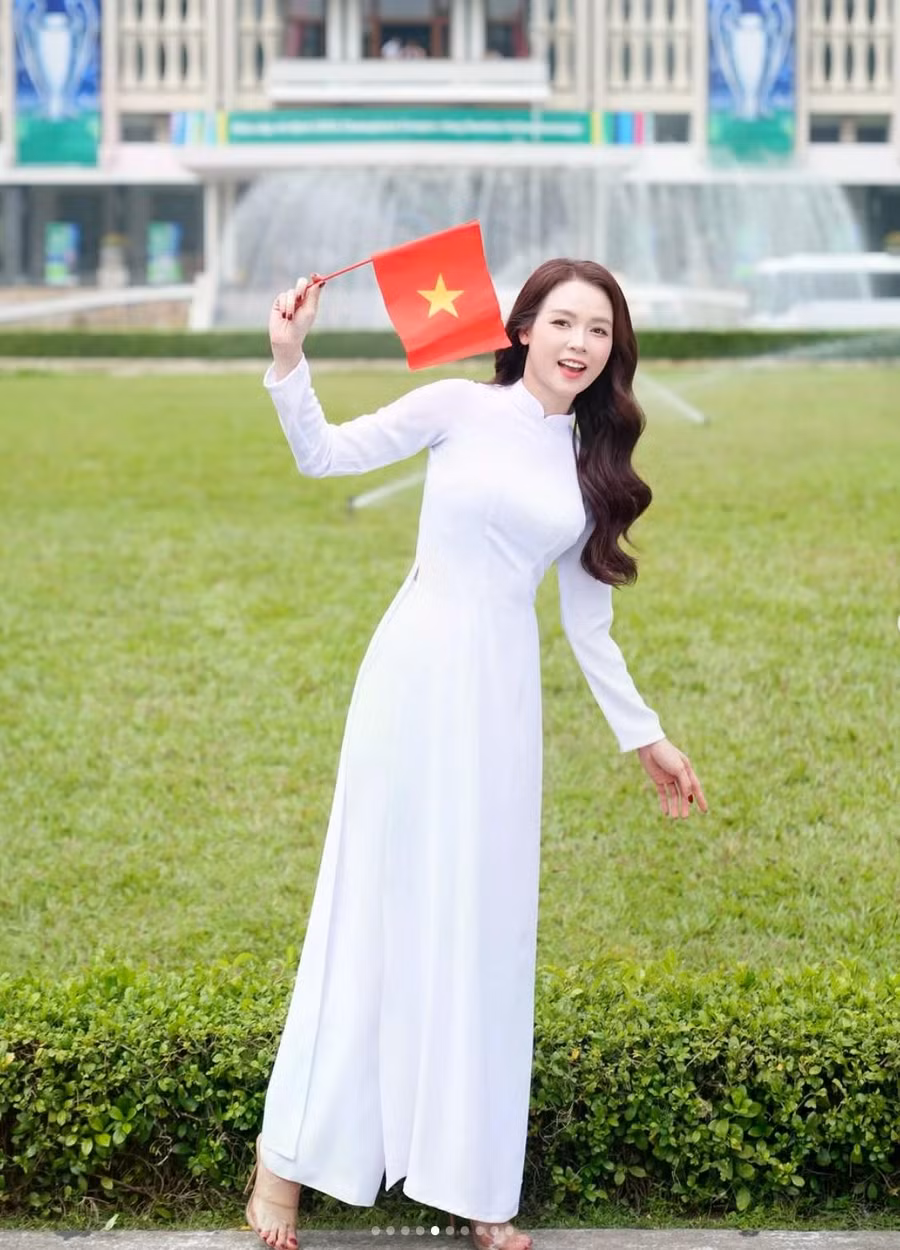 Diễn viên Sam cũng hòa vào không khí tự hào của người dân cả nước, hướng đến dịp 30.4. Cô đăng tải loạt ảnh diện áo dài trắng, chụp cùng các con trước Dinh Độc Lập