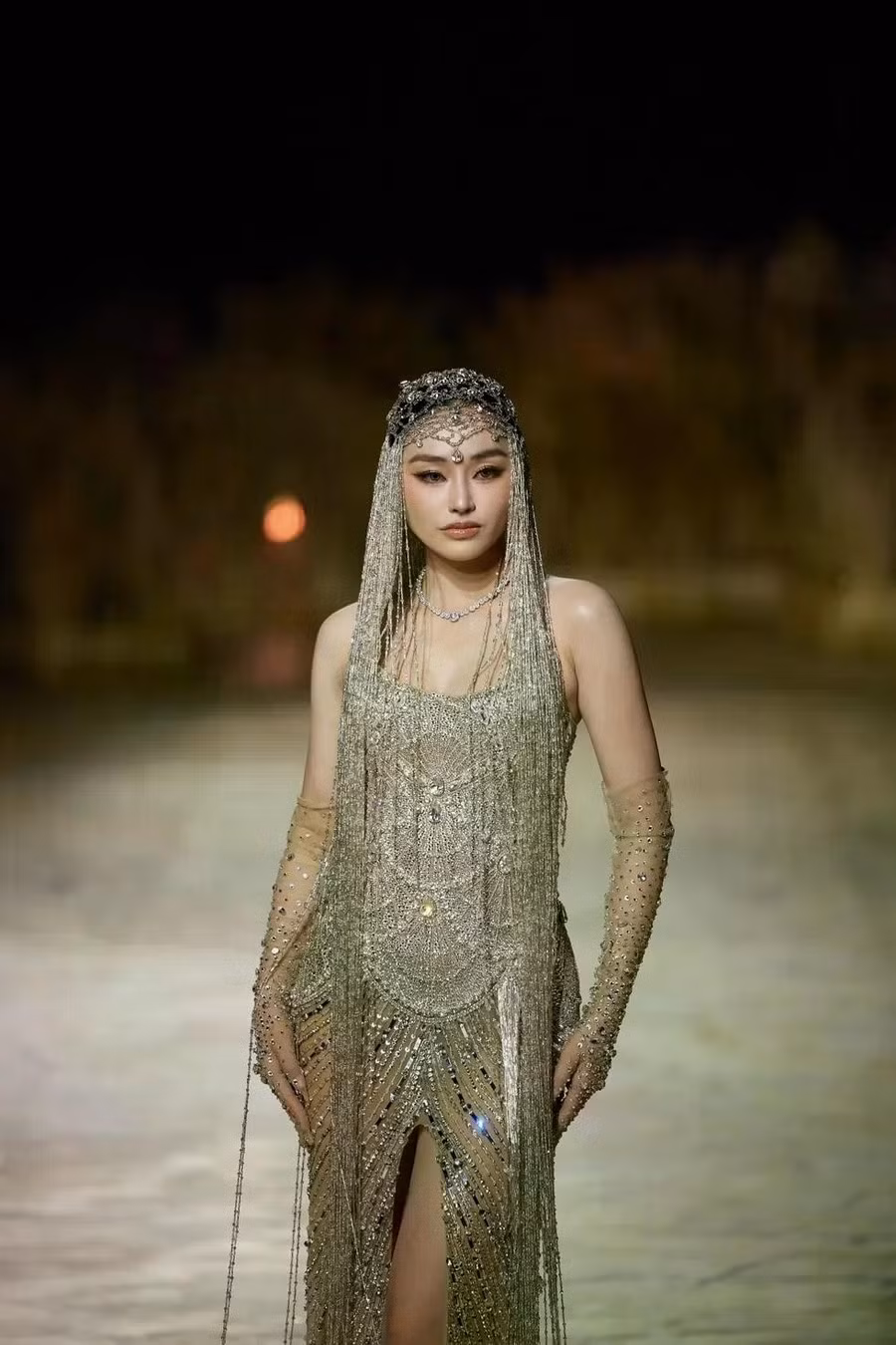 Hơn 15 năm theo đuổi thời trang dạ hội cao cấp, nhà thiết kế Mai Phương Trang xây dựng dấu ấn riêng bằng những thiết kế đính kết thủ công tinh xảo, nơi nghệ thuật, kỹ thuật và cảm xúc hòa quyện trong từng đường nét