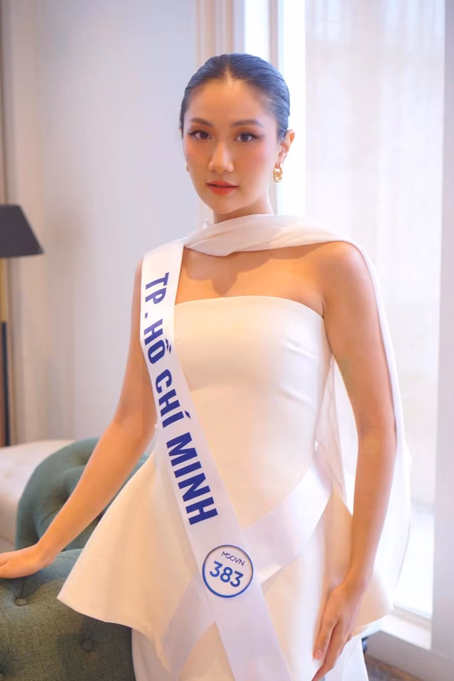 Người đẹp sinh năm 1999 không ngại biến hóa ở nhiều hình ảnh khác nhau, từ thanh lịch đến gợi cảm