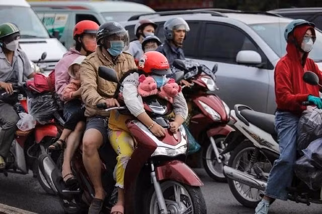 Luật Trật tự an toàn giao thông 2024 có một số thay đổi với trường hợp được phép chở hai người trên xe máy