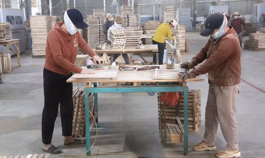 Các gói tín dụng ưu đãi dành cho lĩnh vực nông - lâm - thủy sản đang tạo điều kiện để các doanh nghiệp sản xuất, chế biến gỗ tháo gỡ khó khăn về vốn, mở rộng đầu tư. Ảnh: T.S