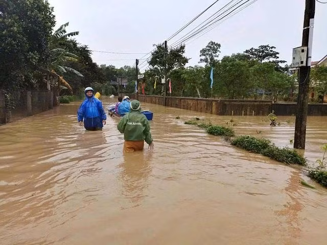 Nhiều tuyến đường liên thôn, xóm ở H.Hải Lăng đã ngập nước