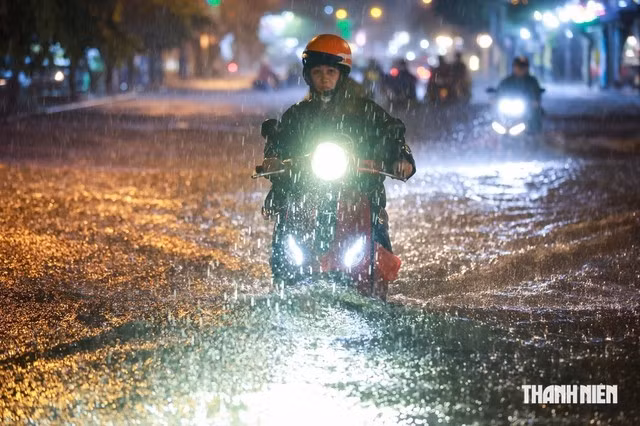 TP.HCM và Nam bộ đón đợt mưa lớn kết hợp triều cường cao, nguy cơ nhiều nơi tiếp tục ngập nặng. Ảnh: Nhật Thịnh