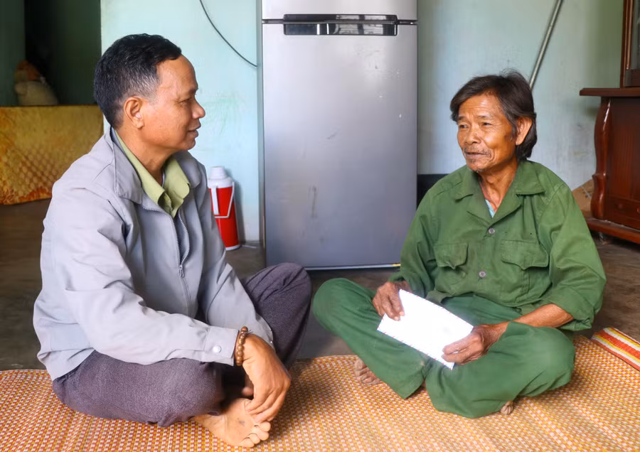 ong-dinh-dem-thuong-binh-lang-leng-to-thi-tran-dak-po-phan-khoi-nhan-suat-qua-tet-anh-ngoc-minh.jpg