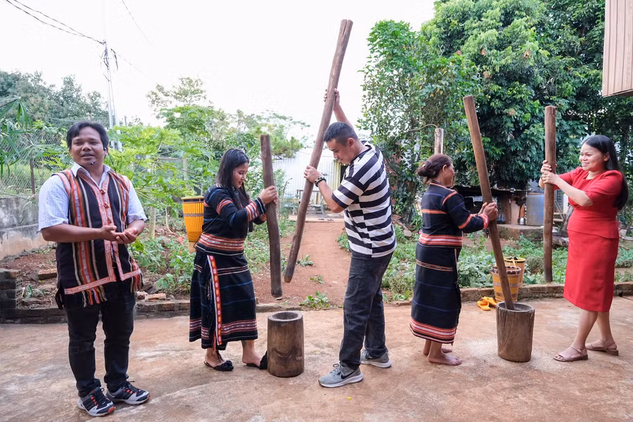 gia-gao-doi-la-mot-trong-nhung-hoat-dong-trai-nghiem-trong-tour-du-lich-trai-nghiem-van-hoa-cong-dong-lang-op.jpg