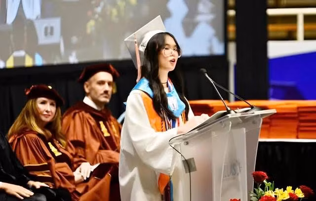 Cô thủ khoa trong một bài phát biểu đầy cảm hứng tại Trường THPT North Dallas (Mỹ)