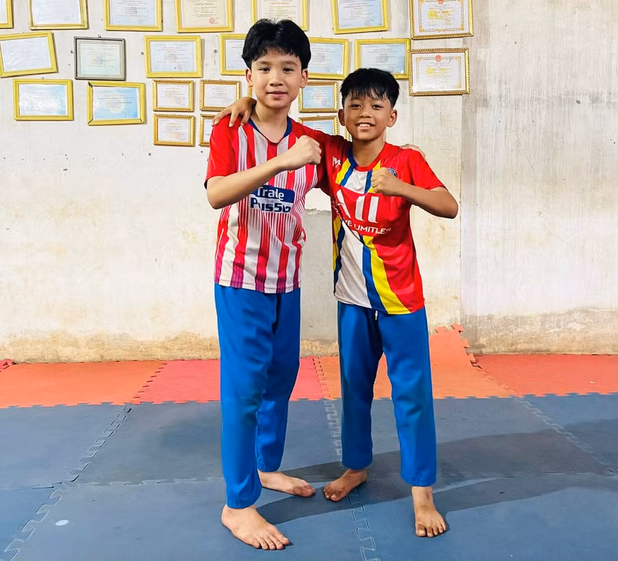 minh-rin-ben-phai-va-phuc-khang-ben-trai-tren-san-tap.jpg