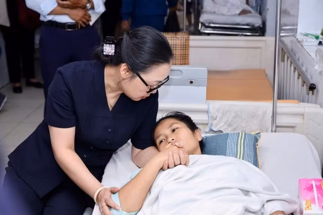 Thứ trưởng Bộ GD-ĐT Nguyễn Thị Quyên Thanh thăm hỏi cô giáo Hoàng Thị Hiền. Ảnh: MOET