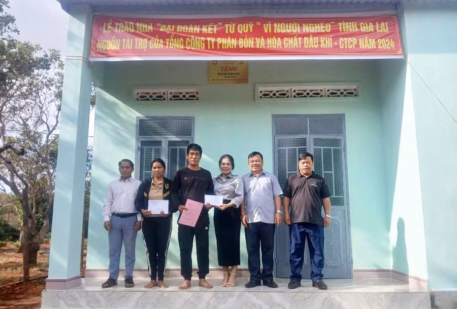 quang-canh-ban-giao-nha-dai-doan-ket-cho-gia-dinh-ong-nguyen-ky-son-lang-de-chi-xa-ia-pech-anh-na.jpg