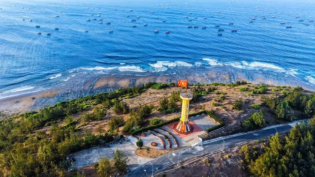 Cột cờ Tổ quốc trên đỉnh núi Thới Lới ở đặc khu Lý Sơn
