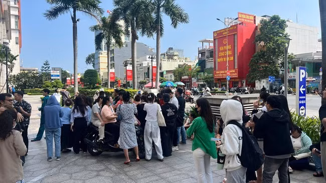 Nhiều người dân ở các tòa nhà cao tầng vội xuống đất khi xảy ra động đất.