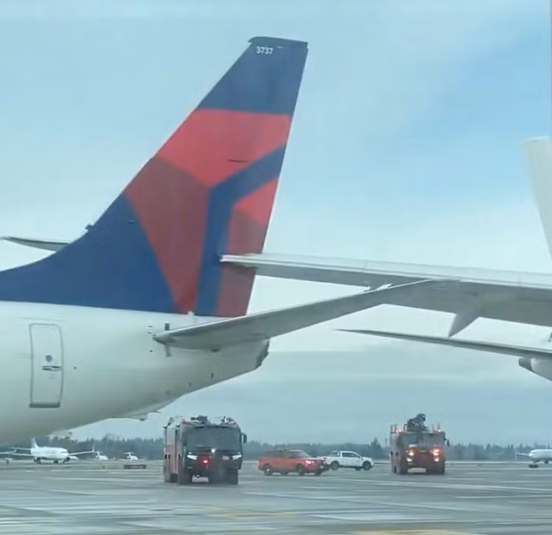 Một máy bay của Japan Airlines đâm vào máy bay của hãng Delta Airlines đang đỗ trên đường băng tại sân bay Seattle-Tacoma – Mỹ. Ảnh: X