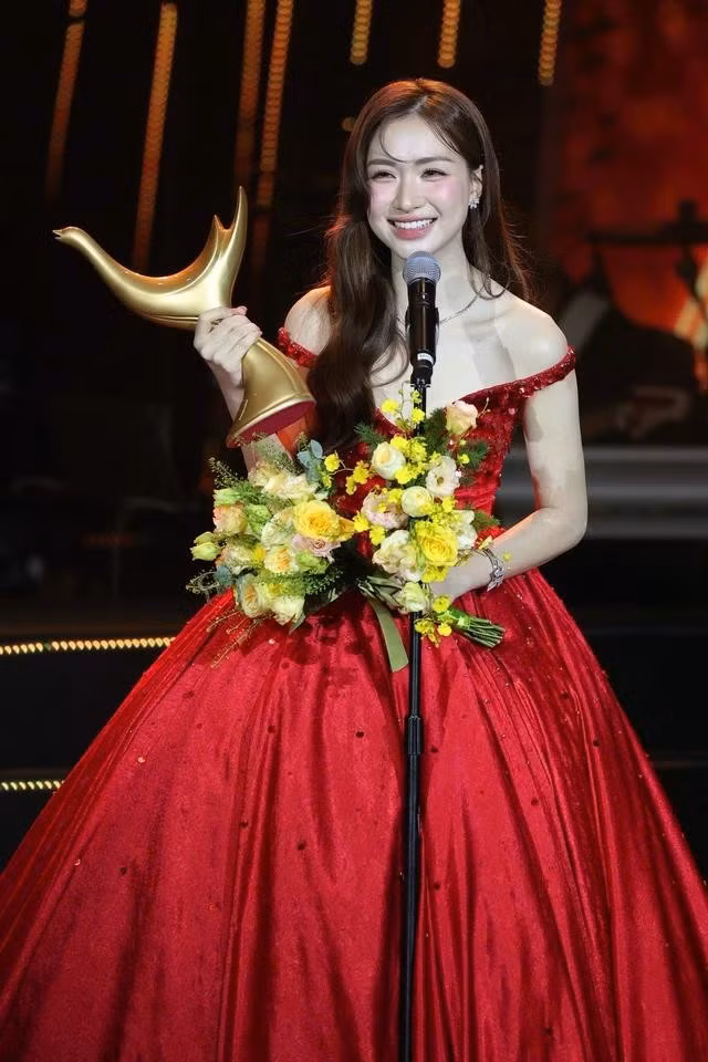 Bắc Bling mang lại chiếc cúp... thứ 40 cho Hòa Minzy