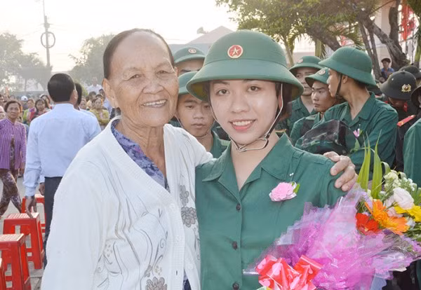 Cô Tư Lan động viên nữ tân binh huyện Mỹ Xuyên lên đường làm nghĩa vụ bảo vệ Tổ quốc.
