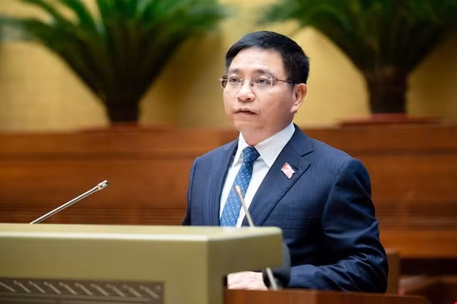 Bộ trưởng Nguyễn Văn Thắng trình bày tờ trình của Chính phủ tại phiên họp sáng 13-11. Ảnh: Hồ Long