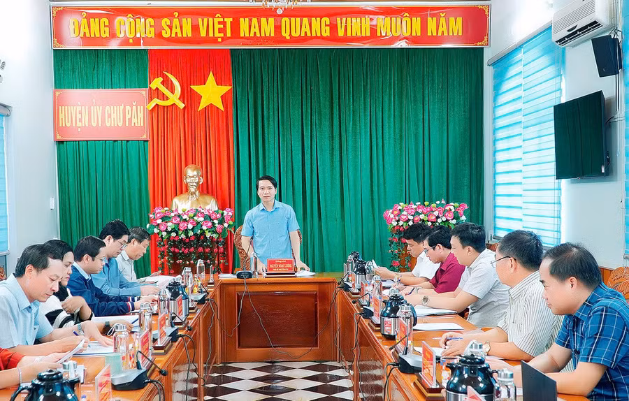 pho-bi-thu-tinh-uy-nguyen-ngoc-luong-lam-viec-voi-ban-thuong-vu-huyen-uy-chu-pah-de-nam-bat-tinh-hinh-cong-tac-chuan-bi-dai-hoi-va-sap-xep-to-chuc-bo-may-anh-dtjpg.jpg