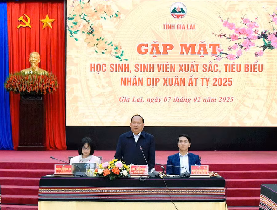 dong-chi-rah-lan-chung-pho-bi-thu-tinh-uy-chu-tich-ubnd-tinh-phat-bieu-tai-buoi-gap-mat-anh-dt-2.jpg