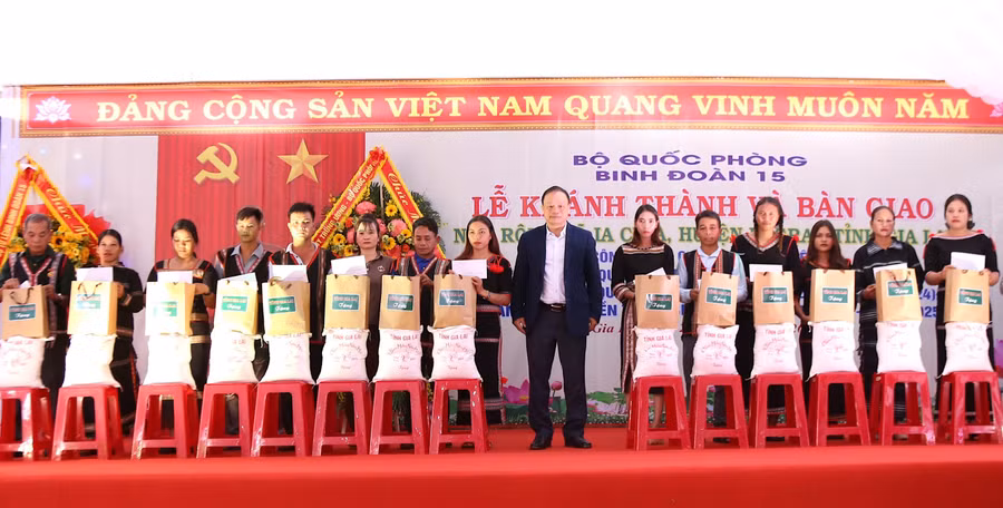 pho-chu-tich-ubnd-duong-mah-tiep-tang-qua-cho-nguoi-dan-tren-dia-ban-xa-ia-chia.jpg