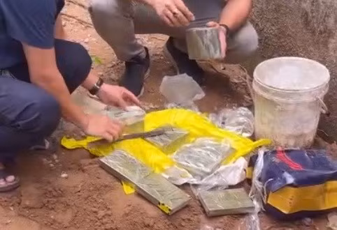 13 bánh heroin thu giữ tại nơi cất giấu của các đối tượng