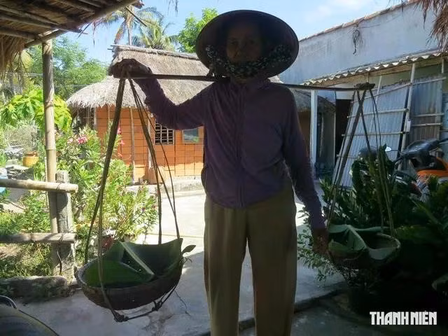 Bà Bùi Thị Vân với đôi gióng gánh cá bán rong
