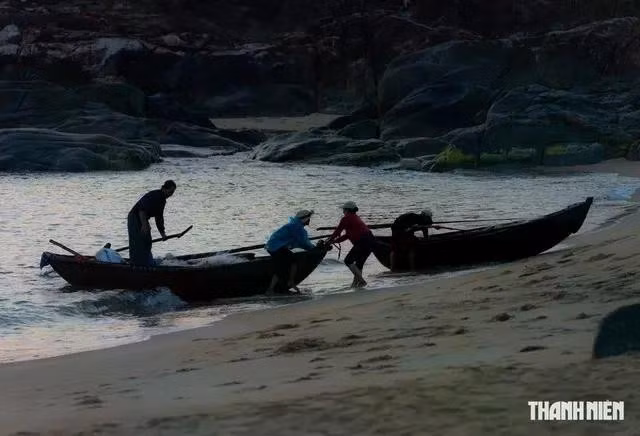 Ghe cập bờ buổi sớm mai