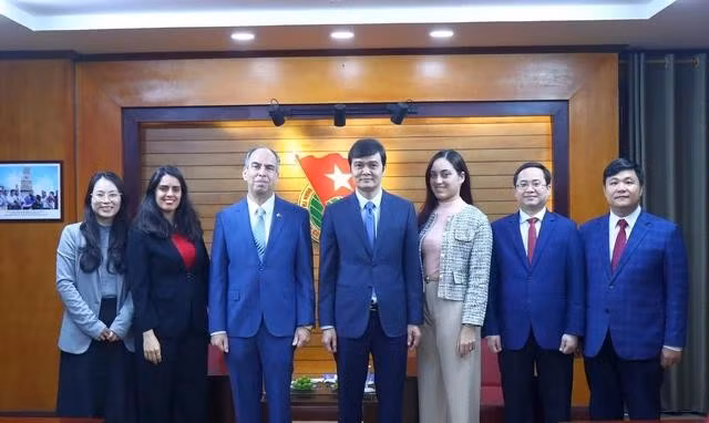 Các đại biểu chụp ảnh lưu niệm tại buổi gặp
