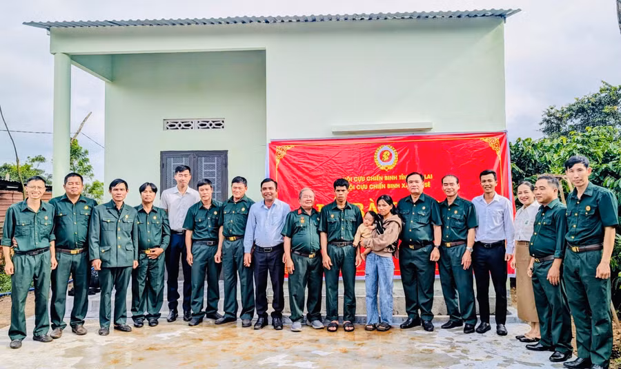 cuu-chien-binh-giup-cuu-chien-binh.jpg