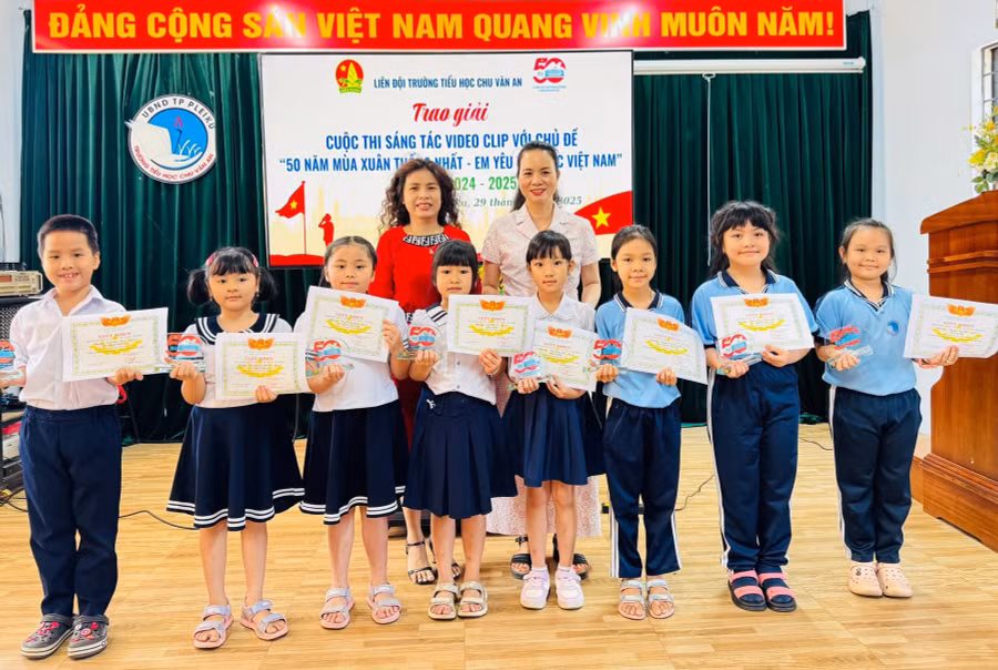 lien-doi-truong-tieu-hoc-chu-van-an-trao-giai-cho-cac-hoc-sinh-khoi-2-co-video-clip-xuat-sac-khi-tham-gia-cuoc-thi.jpg