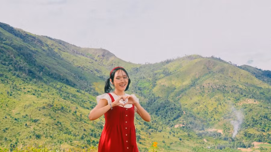 anh-2-xuan-thao-vua-la-nhan-vat-chinh-vua-la-ca-si-kiem-dao-dien-cho-chinh-mv-cua-minh-anh-nvcc.png