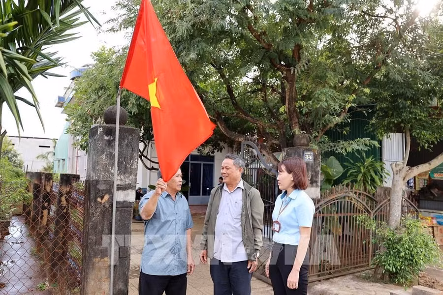 Nhân dân thôn Tiến Thịnh, xã Quảng Tiến, huyện Cư M’gar, tỉnh Đắk Lắk triển khai treo cờ Tổ quốc trước thềm Tết đến, Xuân về, chào mừng 95 năm Ngày thành lập Đảng. Ảnh: Hoài Thu – TTXVN