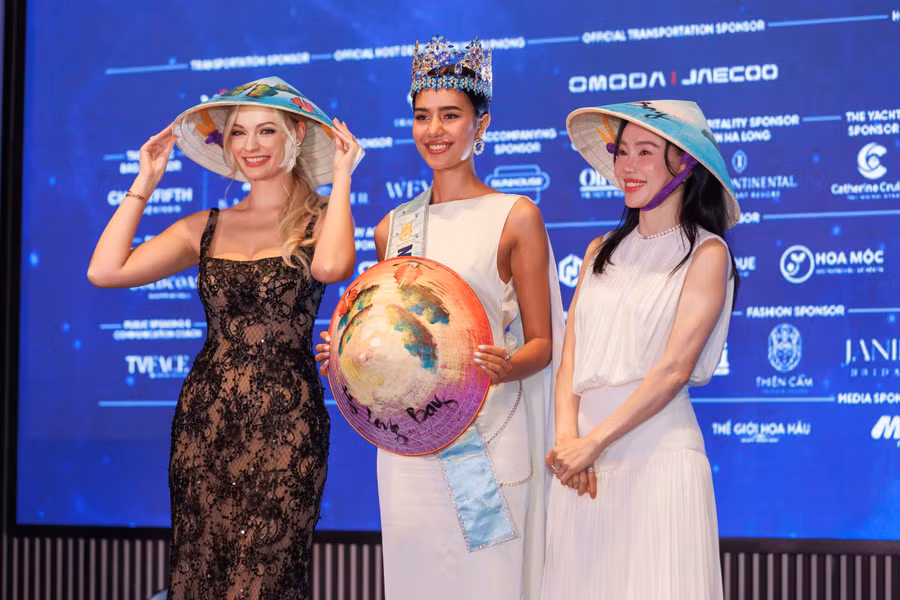 Miss World 2021 thích thú đội nón lá trong sự kiện chào mừng Hoa hậu Thế giới tại Quảng Ninh. Trong lần trở lại Việt Nam, mỹ nhân sinh năm 1999 có nhiều thời gian khám phá vẻ đẹp thiên nhiên, di sản văn hóa, thưởng thức ẩm thực Việt khi đặt chân đến Quảng Ninh, Hải Phòng, Khánh Hòa...