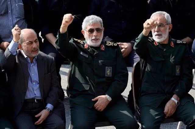Ông Esmail Qaani (giữa) trong tang lễ của tướng Abbas Nilforoushan tại Tehran ngày 15.10