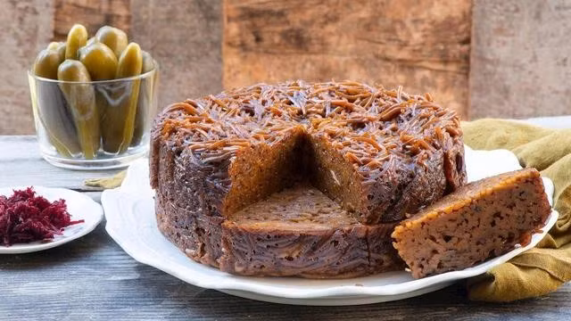 Kugel Yerushalmi là món hầm làm từ mì, nổi tiếng với màu sắc đậm, kết cấu đặc và hương vị kết hợp giữa vị ngọt rõ rệt và vị tiêu cay nồng. Việc sử dụng đường caramel và tiêu đen đã trở thành đặc trưng của món kugel này, tạo nên sự khác biệt so với các món hầm mì khác có thành phần từ sữa hoặc hương vị nhẹ hơn
