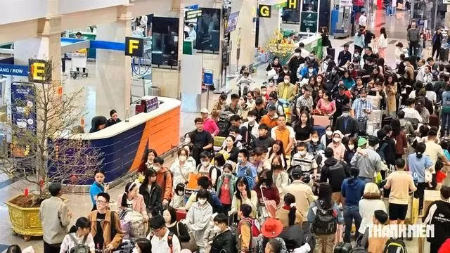 Sân bay Tân Sơn Nhất đông đúc du khách