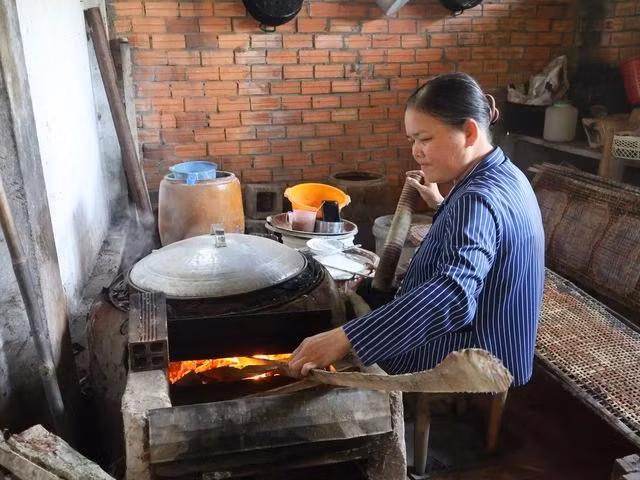 Bà Hồng tỉ mỉ làm ra những chiếc bánh tráng thơm ngon