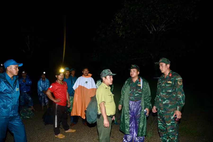 "Bằng nhiều biện pháp kỹ thuật, các đơn vị đã tính toán từng phút một, xác định tốc độ, độ cao máy bay và vị trí của 2 phi công để triển khai lực lượng tìm kiếm một cách hợp lý nhất. Mưa to, nước sông, suối chảy xiết, cùng với địa hình rừng núi phức tạp nhưng các lực lượng đã nhanh chóng đưa hai phi công về đến nơi an toàn. Tôi đánh giá rất cao lần tìm kiếm này. Trong ngày 7.11, các lực lượng sẽ tổ chức tìm kiếm vị trí máy bay rơi, tiến hành giải mã hộp đen để tìm nguyên nhân khiến máy bay gặp sự cố", trung tướng Phạm Trường Sơn nói