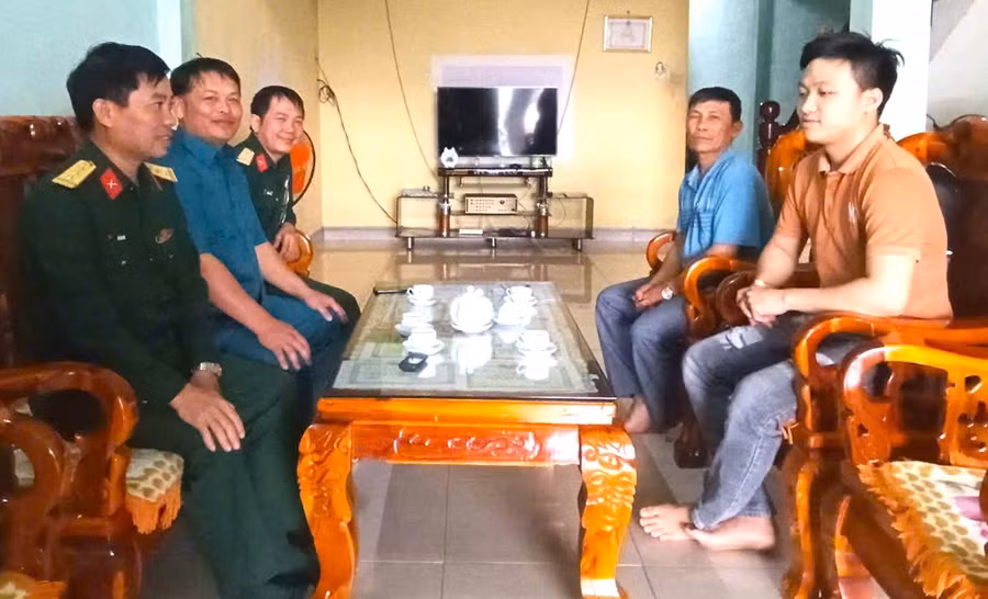 lanh-dao-ban-chi-huy-quan-su-huyen-dak-po-va-dai-dien-ban-chi-huy-quan-su-thi-tran-dak-po-gap-mat-dong-vien-thanh-nien-len-duong-nhap-ngu-anh-trung-dong.jpg