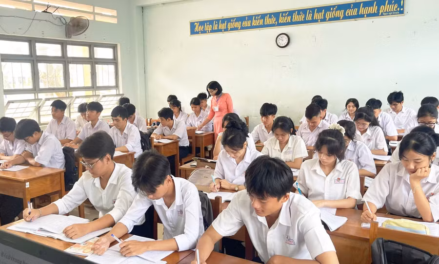 hoc-sinh-lop-12-chu-dong-tham-gia.jpg