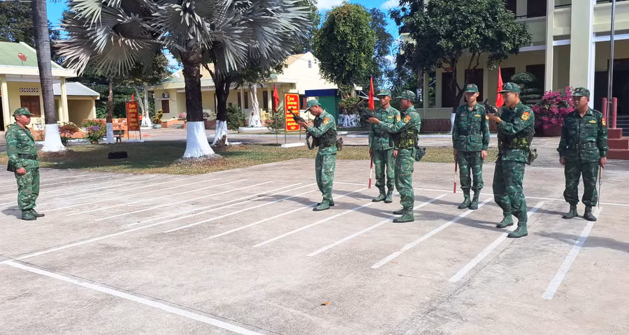 mot-gio-huan-luyen-tai-don-bien-phong-ckqt-le-thanh-anh-td.jpg