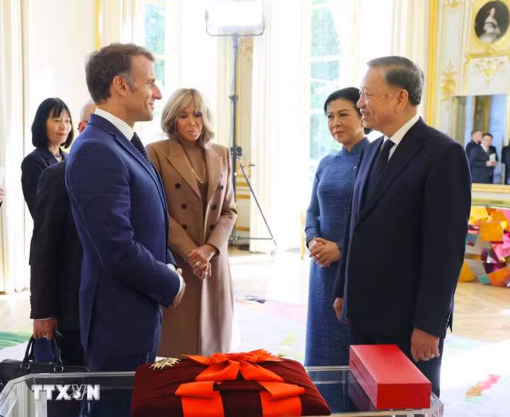 Tổng thống Pháp Emmanuel Macron trao Huân chương Đại thập tự Bắc đẩu bội tinh tặng Tổng Bí thư, Chủ tịch nước Tô Lâm. Ảnh: TTXVN