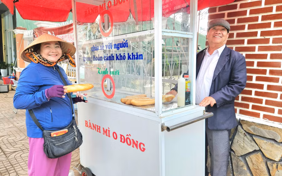 nhung-o-banh-mi-0-dong-am-ap-duoc-ong-nguyen-van-dung-to-2-phuong-hoi-phu-phat-cho-nguoi-ngheo-anh-ngoc-duy.jpg