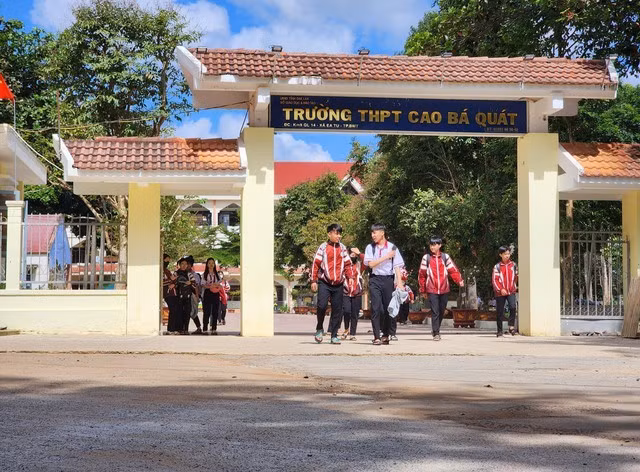 Đang trong thời hạn xử lý kỷ luật nhưng bà Huỳnh Thị Kim Huệ vẫn được điều động, bổ nhiệm giữ chức Hiệu trưởng Trường THPT Cao Bá Quát