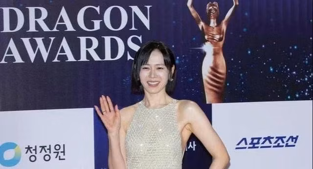Son Ye Jin xuất hiện rạng rỡ tại lễ trao giải Rồng Xanh năm 2025