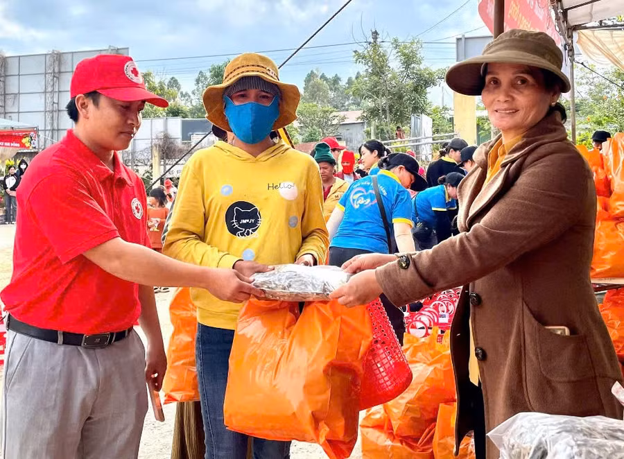 chi-dinh-thi-bloc-dung-giua-o-lang-kuk-kon-xa-an-thanh-huyen-dak-po-tham-gia-mua-sam-nhu-yeu-pham-tai-cho-0-dong-anh-kim-hoang.jpg